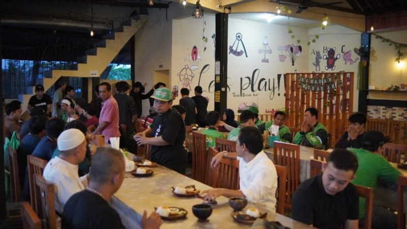 Foto : suasana berbuka puasa manajemen Grab Baturaja bersama mitra grab car dan grab bike