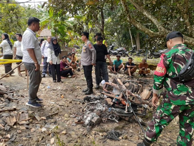 Foto : sebuah rumah dan motor di kecamatan Sosoh Buay Rayap hangus terbakar 