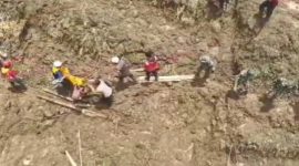 Foto : mayat diangkat secara bergantian, tim SAR menggunakan papan untuk berpijak, foto diambil dari dron 