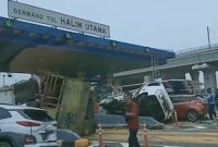 Foto : suasana kecelakaan di gerbang tol Halim utama 
