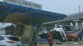 Foto : suasana kecelakaan di gerbang tol Halim utama 