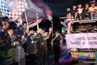 Foto : PJ Bupati OKU H Teddy Meilwansyah bersama forkopimda lepas pawai takbir keliling di depan rumah dinas Bupati OKU 