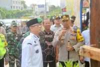 Foto: PJ Bupati OKU H Teddy Meilwansyah meninjau pos pengamanan hari raya idul Fitri dibeberapa tempat di OKU 