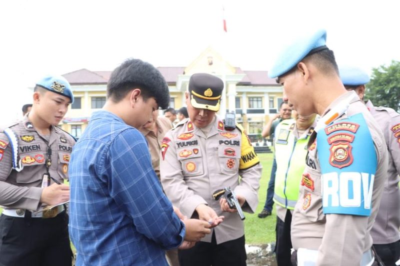 Foto Humas Polres OKU: suasana pemeriksaan disiplin anggota oleh Waka Polres OKU