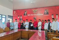 Foto : Marjito Bachri mengambil formulir bakal calon bupati OKU di kantor parpol PDI Perjuangan 