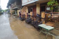 Foto:pasca banjir warga Dubara kelurahan Baturaja lama membersihkan rumah 