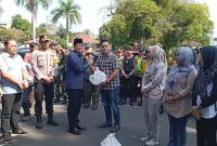Foto : PJ Bupati OKU H Teddy Meilwansyah memberikan sembako secara simbolis kepada lurah Sekar Jaya untuk didistribusikan ke masyarakatnya yang terdampak banjr