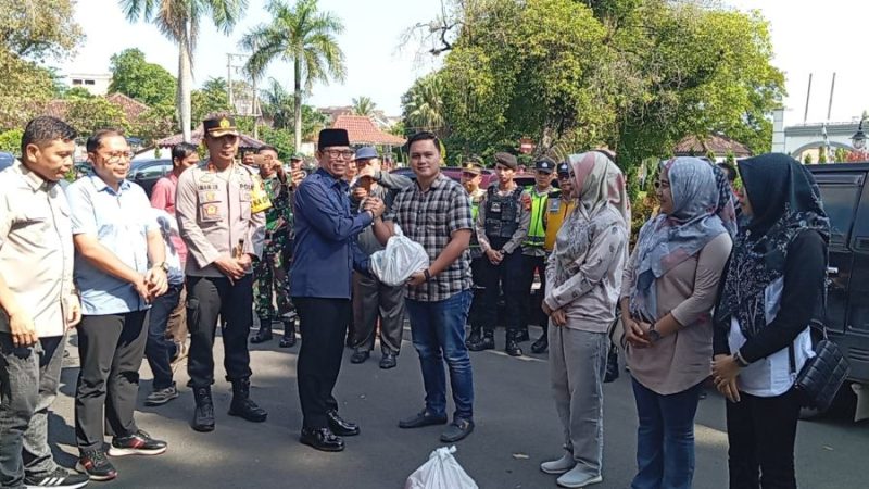 Foto : PJ Bupati OKU H Teddy Meilwansyah memberikan sembako secara simbolis kepada lurah Sekar Jaya untuk didistribusikan ke masyarakatnya yang terdampak banjr