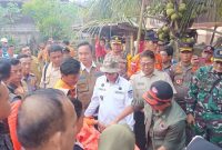Foto : Kepala BNPB, Letjen TNI Suharyanto S.Sos MM, bersama PJ Bupati OKU H Teddy Meilwansyah tinjau dampak banjir di Ulu Ogan 