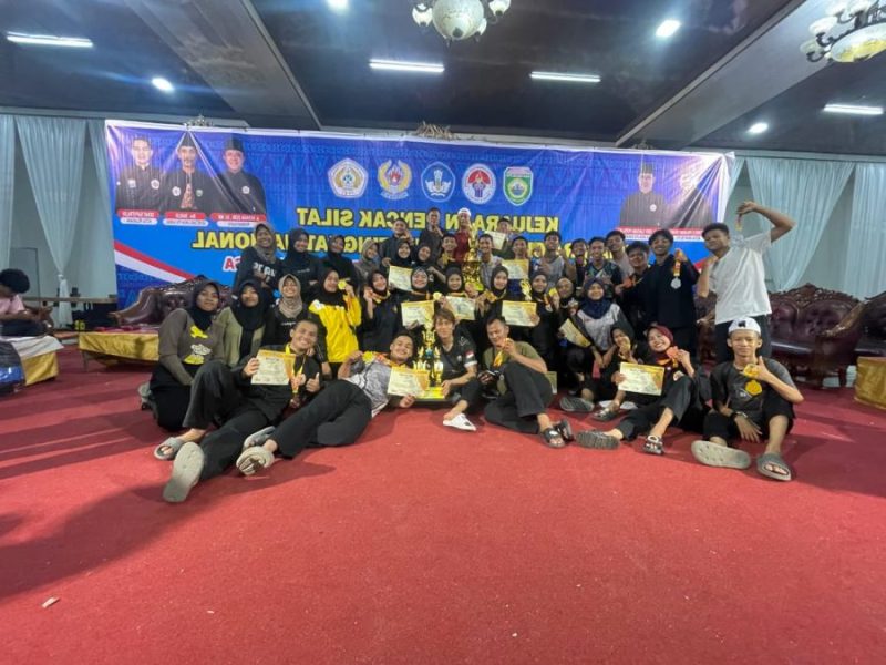 Foto : Tim Kings Stone pose bersama usai menerima penghargaan