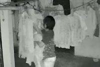 Foto : pencuri cd wanita tertangkap kamera cctv 