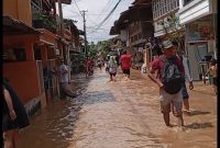 Foto : suasana banjir rendam rumah warga di Dusun Baturaja Kelurahan pasar lama 