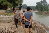 Foto : anggota Polsek Semidang Aji bersama warga melakukan pencarian korban tenggelam di sungai Ogan