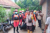 Foto : korban tenggelam ditemukan setelah 3 hari pencarian oleh tim gabungan Basarnas dan Polsek Semidang Aji