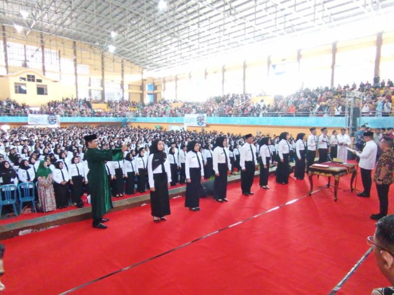 Foto : PJ Bupati OKU H Teddy Meilwansyah melantik 1740 PPPK di gedung olahraga Baturaja 