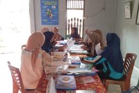 Foto : kader posyandu Dusun Purwodono Desa Batumarta II sedang mempersiapkan penilaian lomba posyandu Tingkat Provinsi 