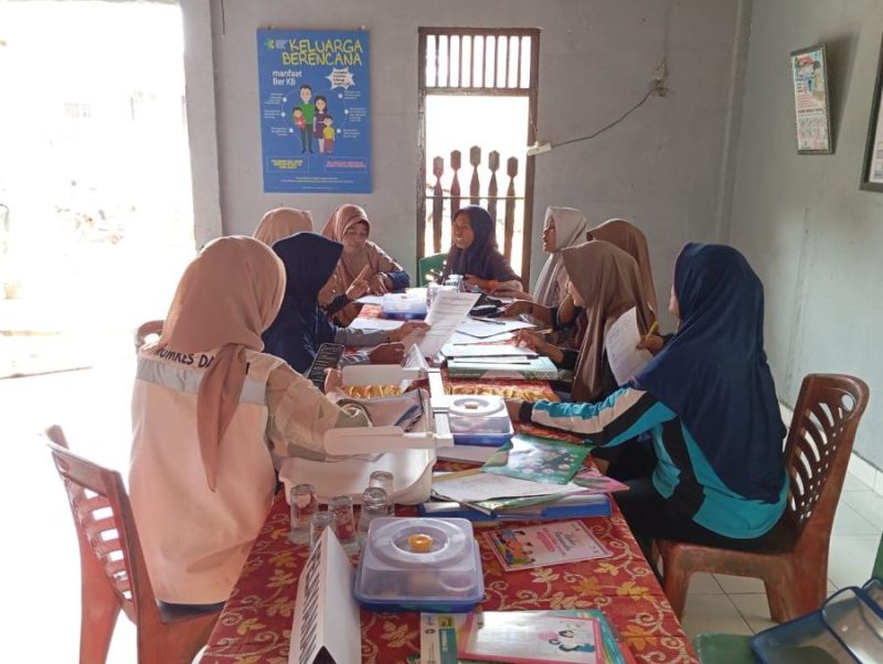 Foto : kader posyandu Dusun Purwodono Desa Batumarta II sedang mempersiapkan penilaian lomba posyandu Tingkat Provinsi 