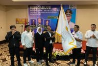 Foto : Penyerahan bendera HIPMI OKU dari pengurus Sumsel ke pada ketua BPC HIPMI OKU yang baru