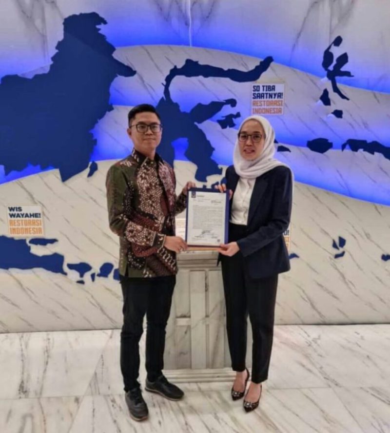 Foto : Yudi Purnama Nugraha dan Yenny Elita menunjukan surat rekomendasi dari partai Nasdem pusat