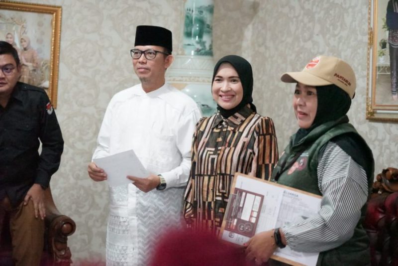 Foto : petugas pantarlih mendata ke diaman PJ Bupati OKU