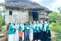 Foto : Pegawai PLN Unit Pelaksana Transmisi (UPT) Baturaja berkolaborasi dengan Persatuan Istri Karyawan dan Karyawati (PIKK) UPT Baturaja menyalurkan bantuan kepada kaum dhuafa