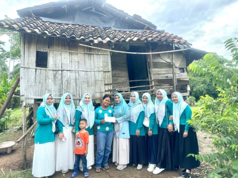 Foto : Pegawai PLN Unit Pelaksana Transmisi (UPT) Baturaja berkolaborasi dengan Persatuan Istri Karyawan dan Karyawati (PIKK) UPT Baturaja menyalurkan bantuan kepada kaum dhuafa