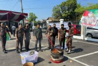 Foto : kejaksaan negeri OKU memusnahkan barang bukti di halaman kantor Kejari OKU