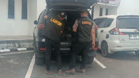 Foto : Tim Puslabfor Polda Sumsel sedang bersiap untuk pemeriksaan kebakaran kantor bupati OKU