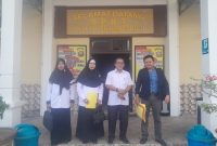 Foto: kepala sekolah MAN 1 OKU bersama ketua komite dan pengacara usai laporan ke polres OKU 