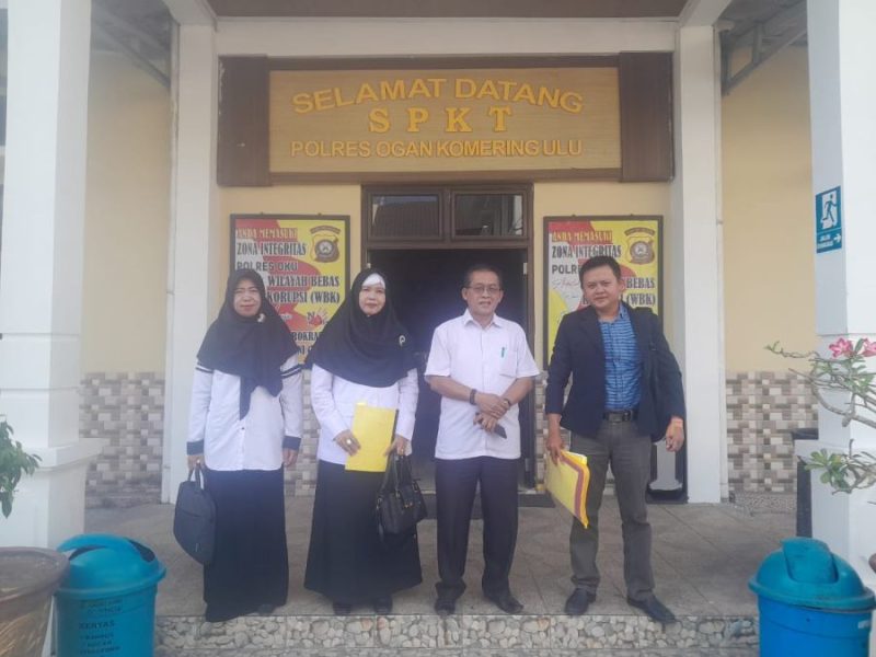 Foto: kepala sekolah MAN 1 OKU bersama ketua komite dan pengacara usai laporan ke polres OKU 