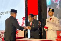 Foto: PJ Bupati OKU H Teddy Meilwansyah menerima duplikat bendera pusaka dari kepala BPIP RI Prof Drs KH Yudian Wahyudi