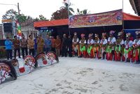 Foto; kepala Desa Battu Winangun Yadi memberikan arahan saat peresmian kesenian kuda lumping di dusun Banjar Sari desa Battu Winangun 