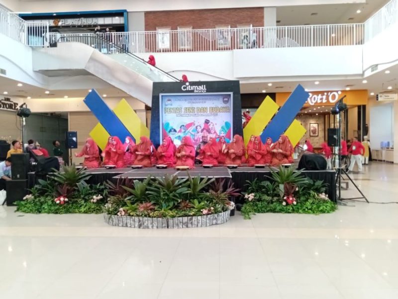 Foto : Penampilan kesenian yang ada di kabupaten OKU 