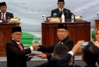 Foto : serah terima dari Ketua DPRD Kota Yogyakarta periode 2019-2024, Danang Rudiyatmoko kepada Ketua Sementara, Wisnu Sabdono Putro