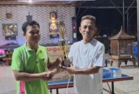Foto : Juara pertama Ade Sutisna mendapatkan Hewan Kambing Dari kepala Desa peninjauan 