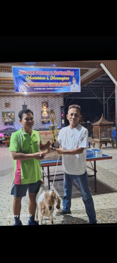 Foto : Juara pertama Ade Sutisna mendapatkan Hewan Kambing Dari kepala Desa peninjauan 