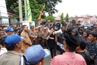 Foto: PJ Bupati OKU Iqbal Alisyahbana menemui masa aksi di depan rumah dinas Bupati OKU