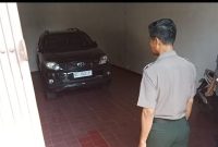 Foto : Kalaksa BPBD OKU sedang menunjukan garasi yang dituduhkan menyimpan bantuan bencana