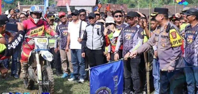 Foto : Kapolres OKU Selatan lepas ratusan Crosser dalam even JABE 3 di pulau Beringin OKU Selatan 