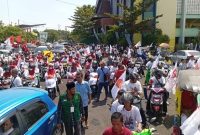 Foto : Ribuan masa relawan BERTAJI bergerak dari Gor Baturaja menuju KPU