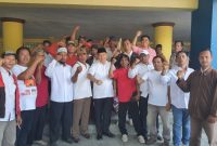 Foto: tim relawan Bertaji Lubuk Raja pose bereng H Marjito Bachri di depan GOR Baturaja