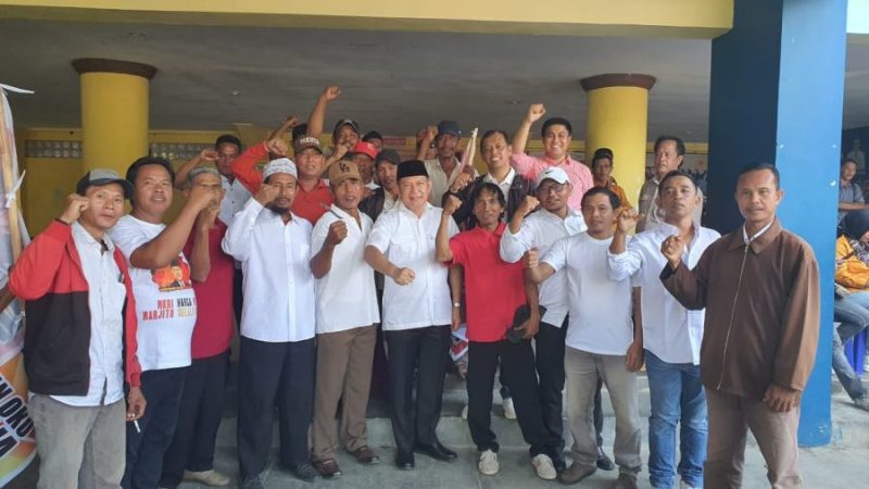 Foto: tim relawan Bertaji Lubuk Raja pose bereng H Marjito Bachri di depan GOR Baturaja