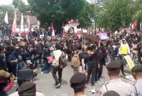 Foto : suasana aksi massa di halaman DPRD DIY