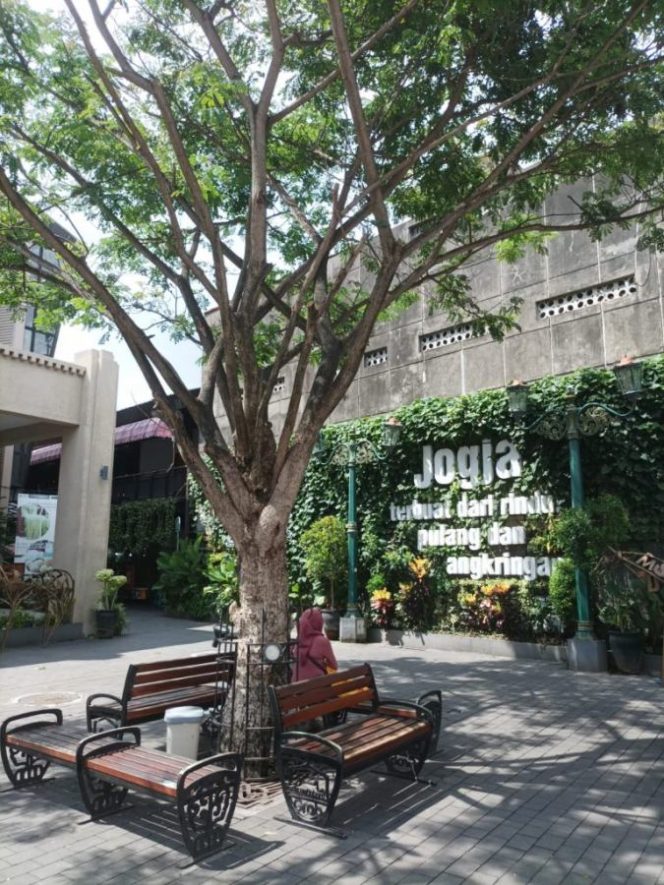 Foto : Suasana salah satu sisi teras Malioboro 1 