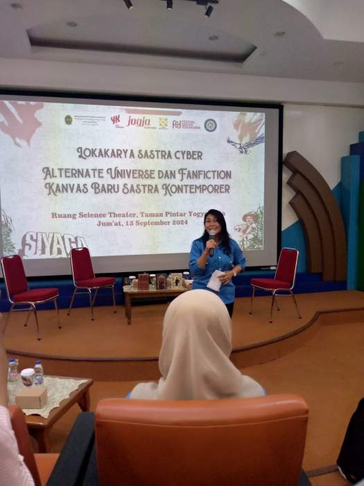 Foto Ahmad Bahij Kurniawan : Kepala Dinas Kebudayaan Kota Yogyakarta Yetti Martanti pada acara Lokakarya Sastra Cyber