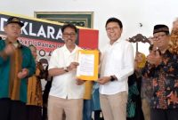 Foto : Pasangan Afnan-Singgih saat menerima Surat Pernyataan dukungan dari Relawan Posko 45, Minggu (15/9/2024)