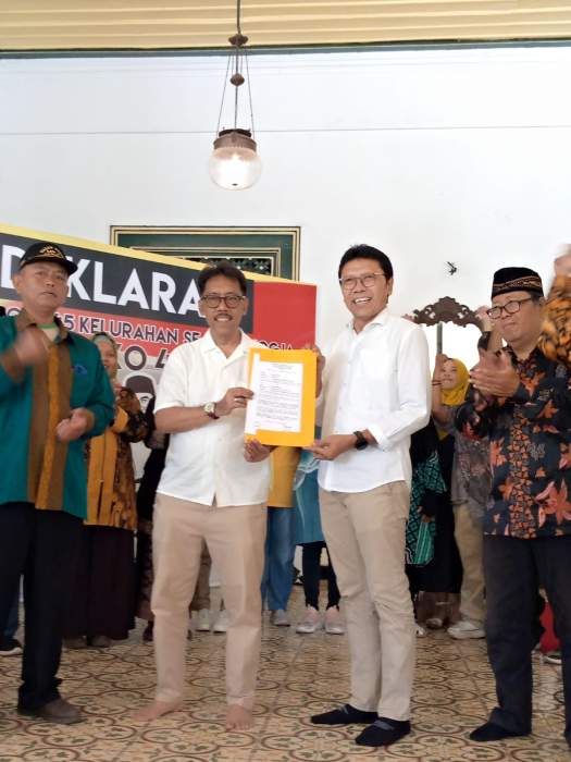 Foto : Pasangan Afnan-Singgih saat menerima Surat Pernyataan dukungan dari Relawan Posko 45, Minggu (15/9/2024)