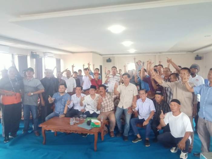 Foto : tokoh masyarakat Se-kecamatan Lubuk Batang Poto bersama Teddy Meilwansyah di posko kemenangan
