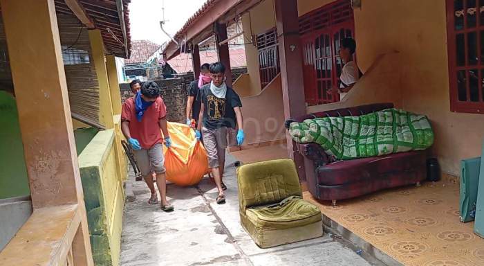 Foto: seorang mayat yang ditemukan di kost sedang di bawa oleh pihak kepolisan bersama keluarganya 