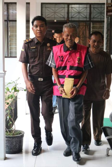 Foto : Mantan Camat Baturaja Barat HY dibawak oleh pihak kejaksaan negeri OKU 